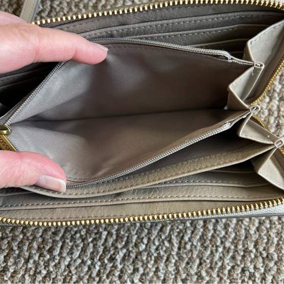 FOSSIL Logan RFID Zip Around Clutch - Picture 6 of 7